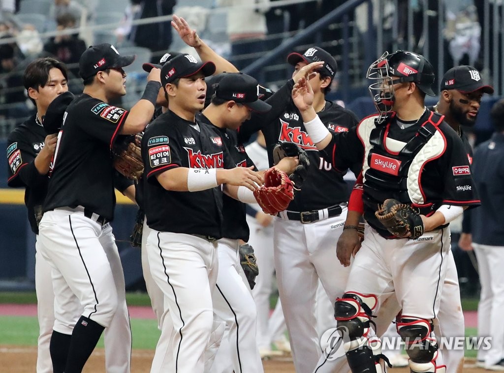 KT Wiz players celebrate their 5-2 victory over the Doosan Bears in Game 3 of the Korea Baseball Organization second-round postseason series at Gocheok Sky Dome in Seoul on Nov. 12, 2020. (Yonhap)