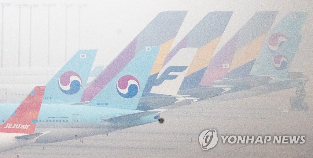 仁川国際空港に並ぶ大韓航空機とアシアナ航空機＝１５日、仁川（聯合ニュース）