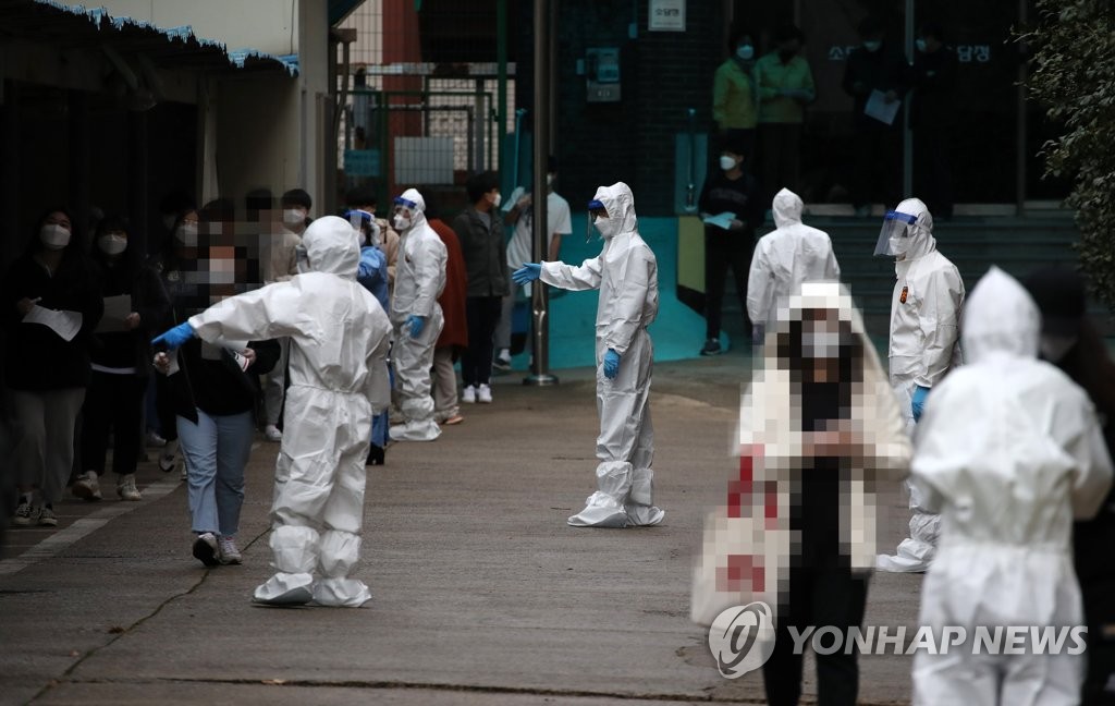 Students of a high school in Gwangju get virus tests on Nov. 22, 2020, after a student there tested positive for the novel coronavirus. (Yonhap)