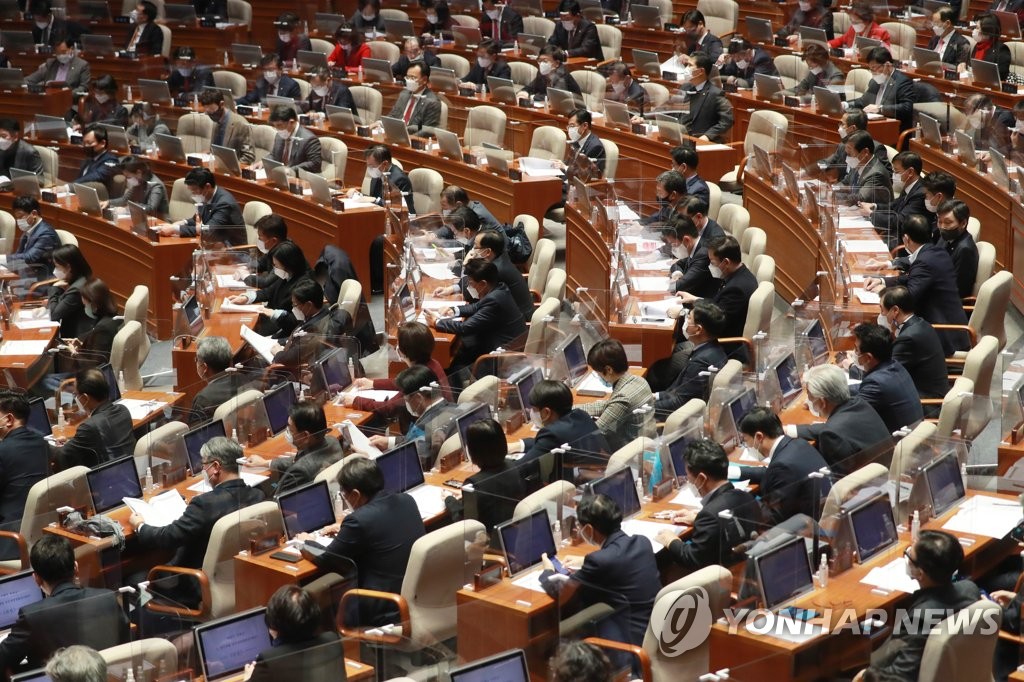 This photo shows a plenary session of the National Assembly in Seoul on Dec. 2, 2020. (Yonhap)