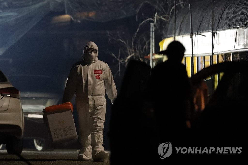 A quarantine official prepares to cull ducks from a poultry farm in Yeongam, 308 kilometers south of Seoul, on Dec. 5, 2020, after it reported a highly pathogenic avian influenza case. (Yonhap)