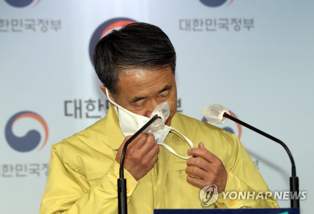 Health Minister Park Neunghoo takes his mask off before holding a briefing in central Seoul on Dec. 6, 2020. (Yonhap)