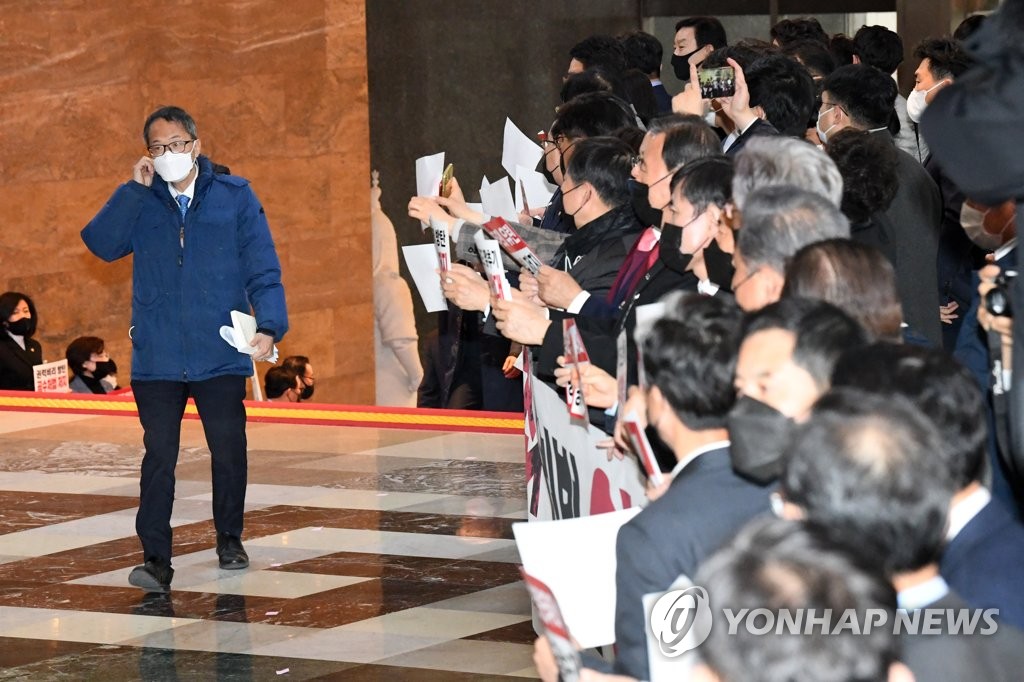 국민의힘 공수처법 반대 시위 속 입장하는 박주민 의원 | 연합뉴스