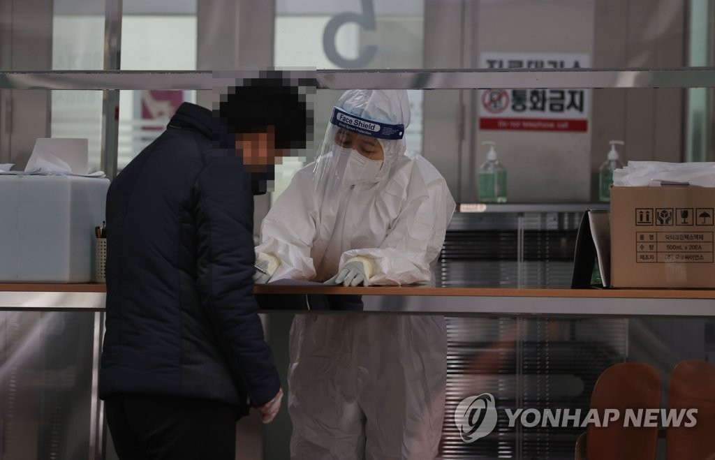 韓国の新規コロナ感染者７００人台に減少　週末で検査数減る