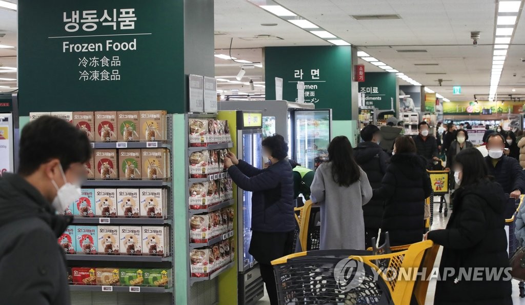 북적이는 마트 식품 코너 | 연합뉴스
