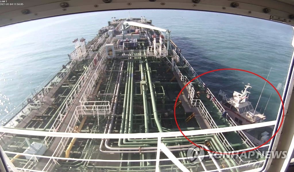 This CCTV image shows the moment the South Korean-flagged oil tanker MT Hankuk Chem was captured by an Iranian Revolutionary Guards speedboat (in the red circle) in the Gulf's Strait of Hormuz on Jan. 4, 2021, over the ship's alleged oil pollution. The ship's operator denied the allegations. (Yonhap)