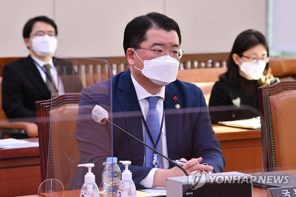 First Vice Foreign Minister Choi Jong-kun (C) attends a parliamentary session with lawmakers of the foreign affairs and unification committee on Jan. 6, 2021, to speak about Iran's seizure of a South Korean vessel. (Yonhap)
