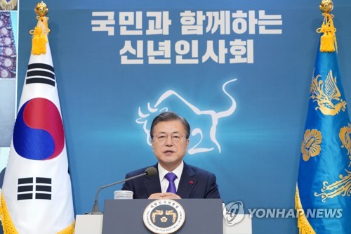 オンライン形式で開かれた新年のあいさつ会で発言する文大統領＝７日、ソウル（聯合ニュース）