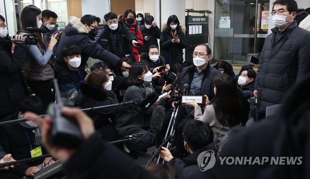 Kim Kang-won, a legal representative of victims of Japan's wartime sexual slavery, speaks to the press at the Seoul Central District Court in southern Seoul on Jan. 8, 2021. (Yonhap)