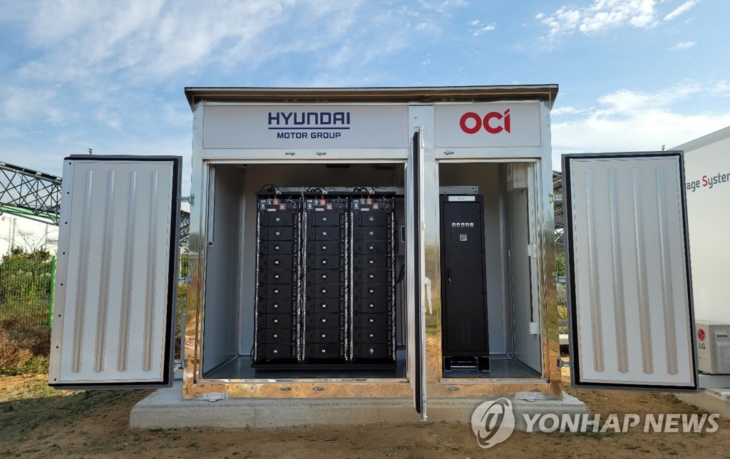 OCI-현대차그룹이 공주 태양광발전소에 설치한 ESS 큐브(Cube) 전경