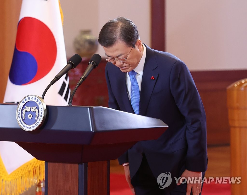 President Moon Jae-in bows after delivering his televised New Year's address at Cheong Wa Dae in Seoul on Jan. 11, 2021. (Yonhap)