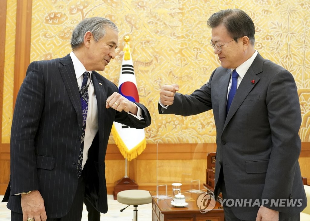 South Korean President Moon Jae-in (R) bumps elbows with U.S. Ambassador Harry Harris at Cheong Wa Dae in Seoul on Jan. 19, 2021, in this photo provided by Moon's office. (PHOTO NOT FOR SALE) (Yonhap)
