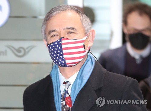 콧수염 공격받은 해리스 전 대사 "한국서 인종차별 놀라"(종합)