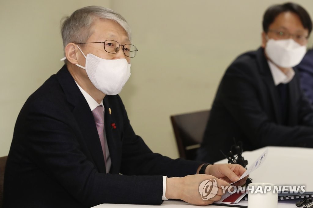 국내 OTT 사업자와 간담회하는 최기영 장관 