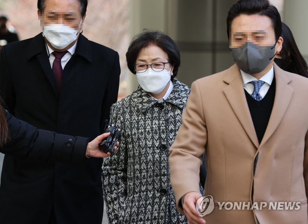 Former Environment Minister Kim Eun-kyung (C) arrives at the Seoul Central District Court on Feb. 9, 2021, to attend a sentencing hearing over alleged abuse of power. The court sentenced her to two years and six months for abusing her authority while in office by forcing chiefs of ministry-affiliated organizations to resign if they were not supportive of the incumbent administration. (Yonhap)