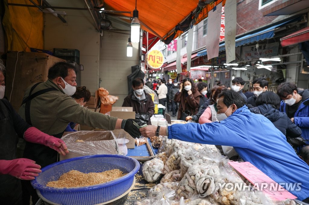 재래시장 방문한 우상호 예비후보 | 연합뉴스