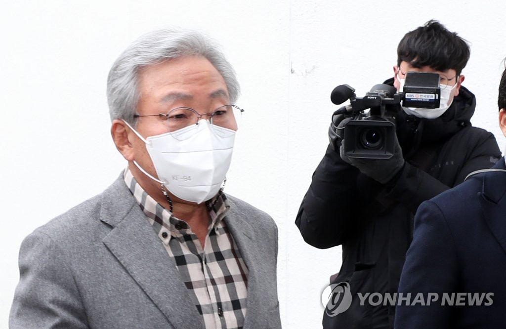 법정 향하는 민병희 강원교육감
