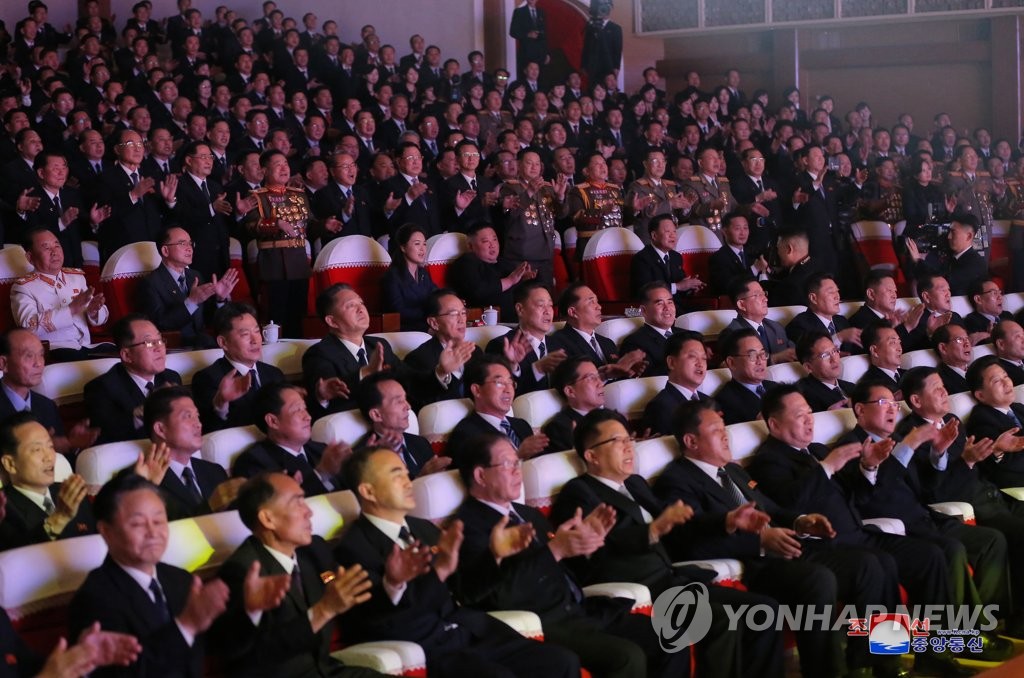 지난 2월 김정은-리설주 광명성절 공연 관람…참석자 모두 '노마스크'