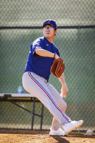 Hyeon-Jong Yang makes Rangers Spring Training debut