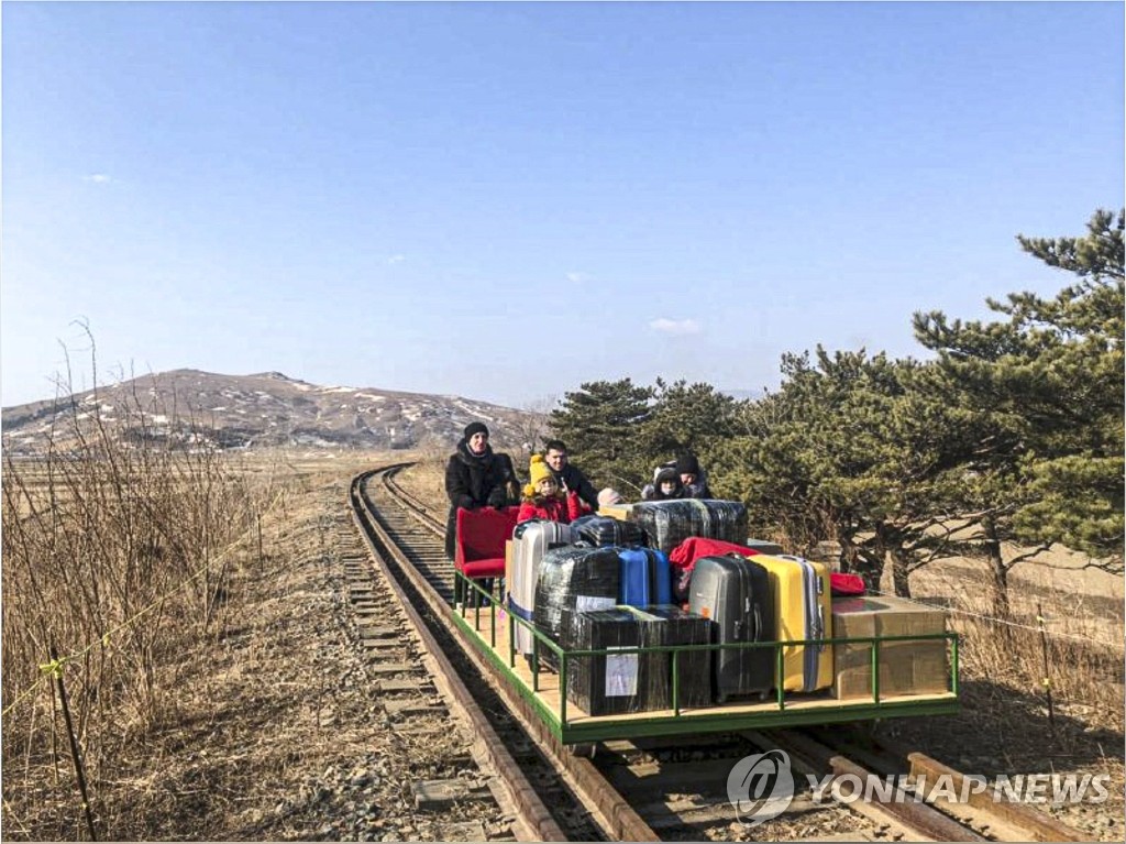 북한 주재 러시아 외교관들이 지난 2월 25일 신종코로나바이러스 감염증(코로나19)으로 국경이 봉쇄된 북한에서 철길 수레를 직접 밀며 국경을 넘어 본국으로 돌아가고 있다. [러시아 외교부 텔레그램 캡처. 재판매 및 DB금지]