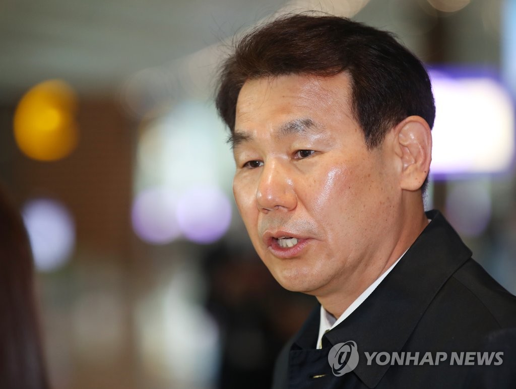 Jeong Eun-bo, South Korea's chief negotiator in defense cost-sharing talks with the United States, speaks to reporters at Incheon International Airport, west of Seoul, on March 4, 2021. (Yonhap)