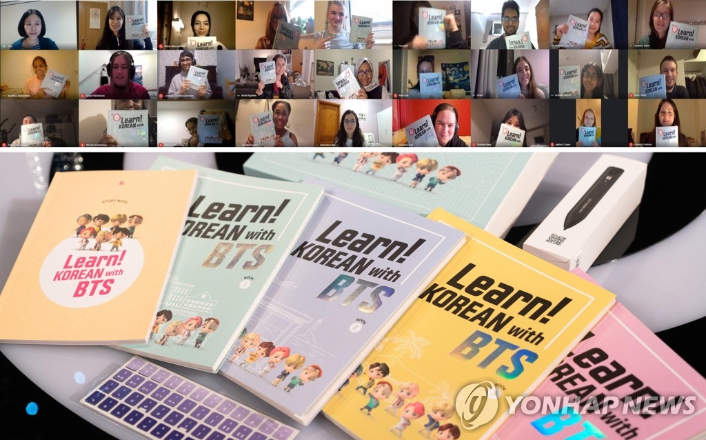 La imagen, proporcionada por la Korea Foundation (KF), muestra a los estudiantes de cursos de idioma coreano en línea de la Universidad de Sheffield, en el Reino Unido, los cuales utilizan como material de enseñanza el kit de aprendizaje del coreano "Learn! Korean with BTS" (en la parte baja de la foto). (Prohibida su reventa y archivo)