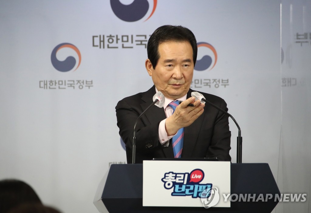 Prime Minister Chung Sye-kyun holds a press briefing at the government office complex in Seoul on March 4, 2021. (Yonhap)