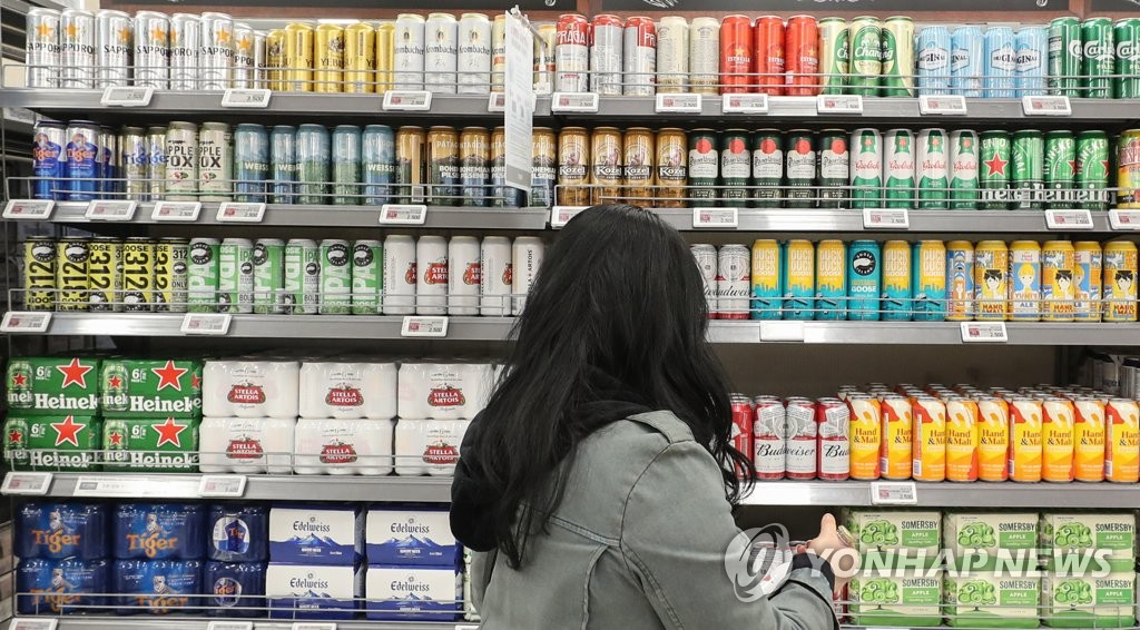 Les importations de bières japonaises ont bondi en janvier de 670,3% sur un an à 1.072 tonnes, selon le secteur de l'alcool le jeudi 11 mars 2021. Une cliente d'une grande surface passe devant le rayon des bières importées. 