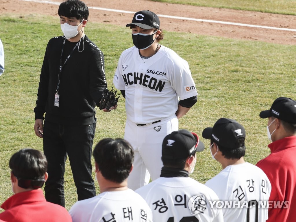 Choo Shin-soo of the SSG Landers addresses his teammates and coaches at Sajik Stadium in Busan, 450 kilometers southeast of Seoul, on March 11, 2021. (Yonhap)