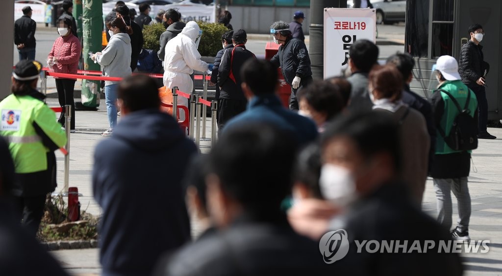 韓国の新規コロナ感染者３日ぶり４００人台に　首都圏で防疫強化へ