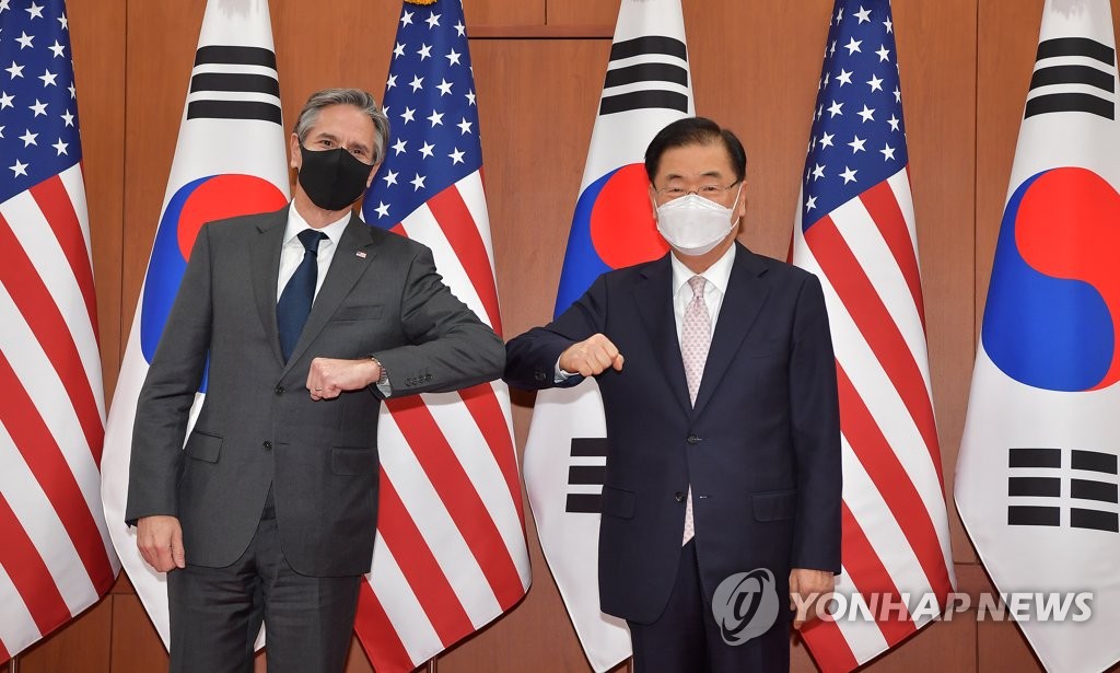 Foreign Minister Chung Eui-yong (R) and U.S. Secretary of State Antony Blinken bump elbows before their talks at the foreign ministry in Seoujl on March 17, 2021. (Pool photo) (Yonhap) 