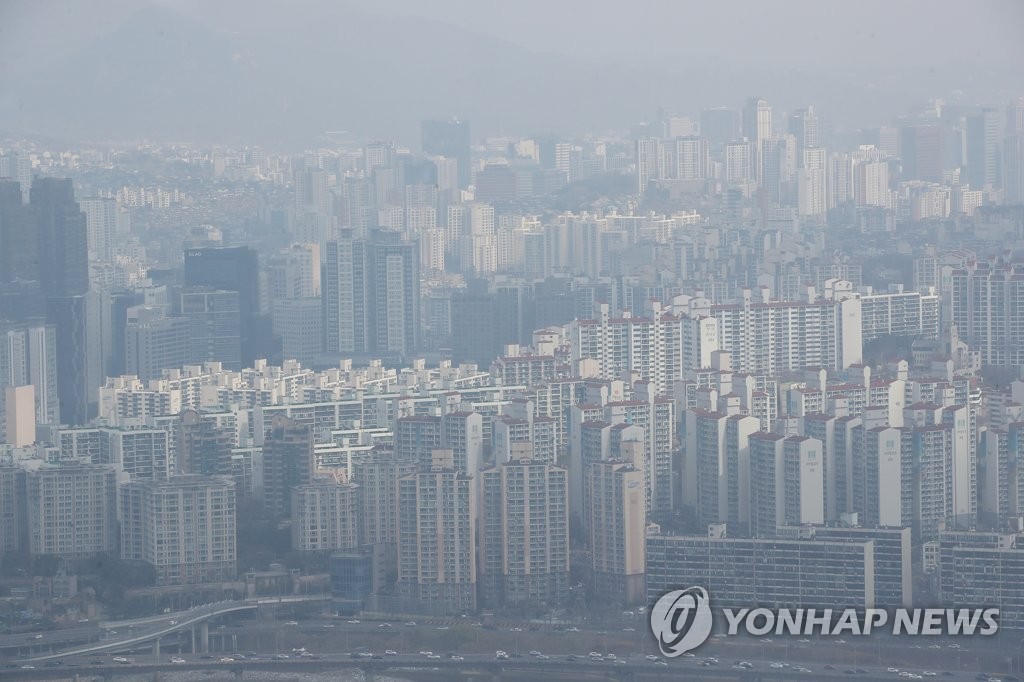 This photo, taken March 21, 2021, shows apartment buildings in Seoul. (Yonhap)