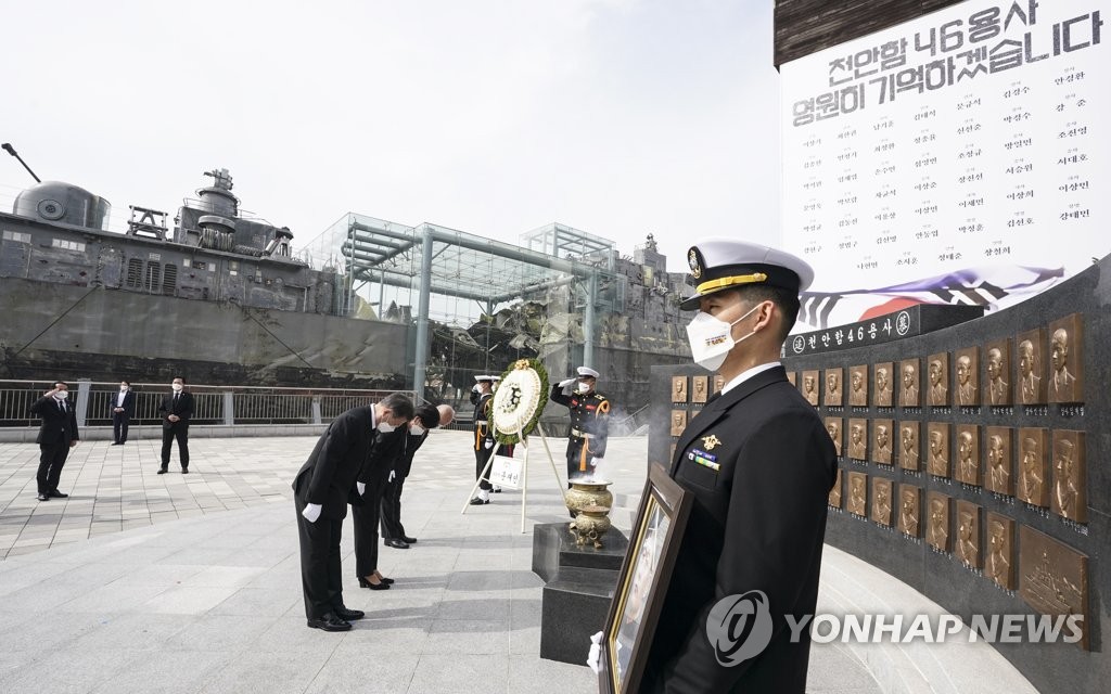 천안함 46용사 추모비 참배하는 문 대통령 내외