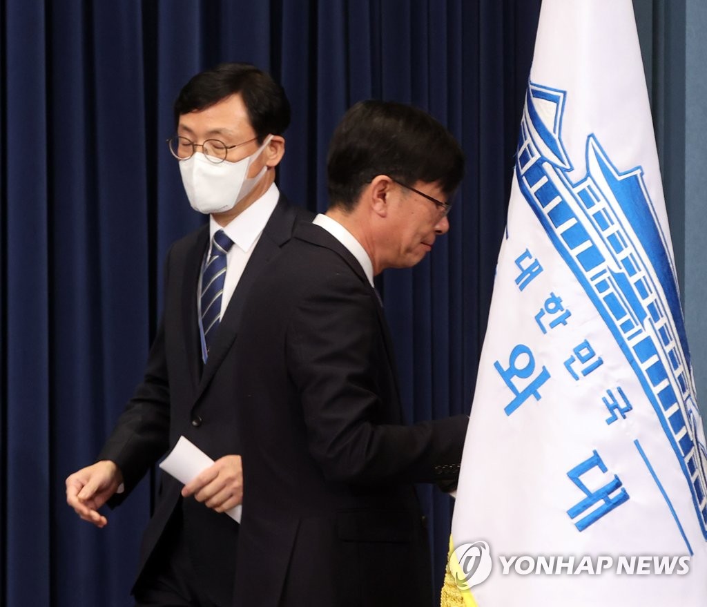 Kim Sang-jo (R), outgoing presidential chief of staff for policy, passes by his replacement, Lee Ho-seung, at the Chunchugwan press room of Cheong Wa Dae in Seoul on March 29, 2021. (Yonhap)