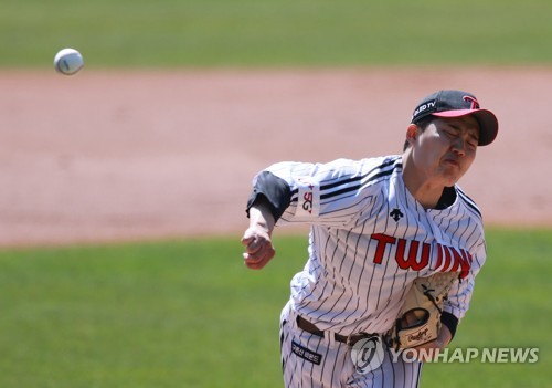 LEAD) Choo Shin-soo re-signs for 1 more year with KBO club Landers