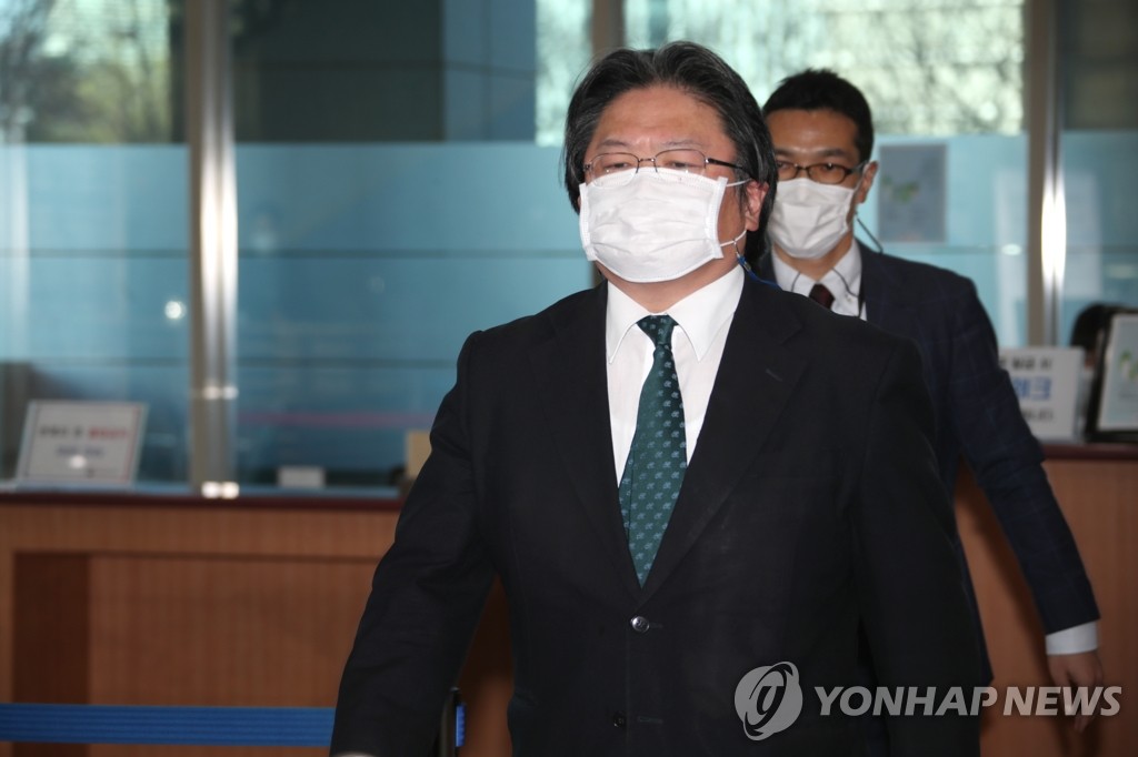Hirohisa Soma, deputy head of mission at the Japanese Embassy in Seoul, enters the foreign ministry building in Seoul on March 30, 2021, as Seoul called in the official to lodge a protest over Tokyo's approval of high school textbooks laying territorial claims to South Korea's easternmost islets of Dokdo. (Yonhap) 