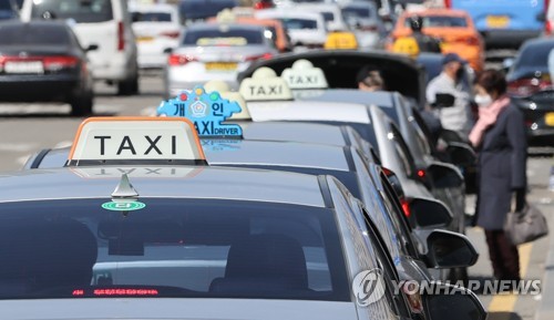 앱으로 택시 부르면 합승 가능…택시발전법 국회 통과