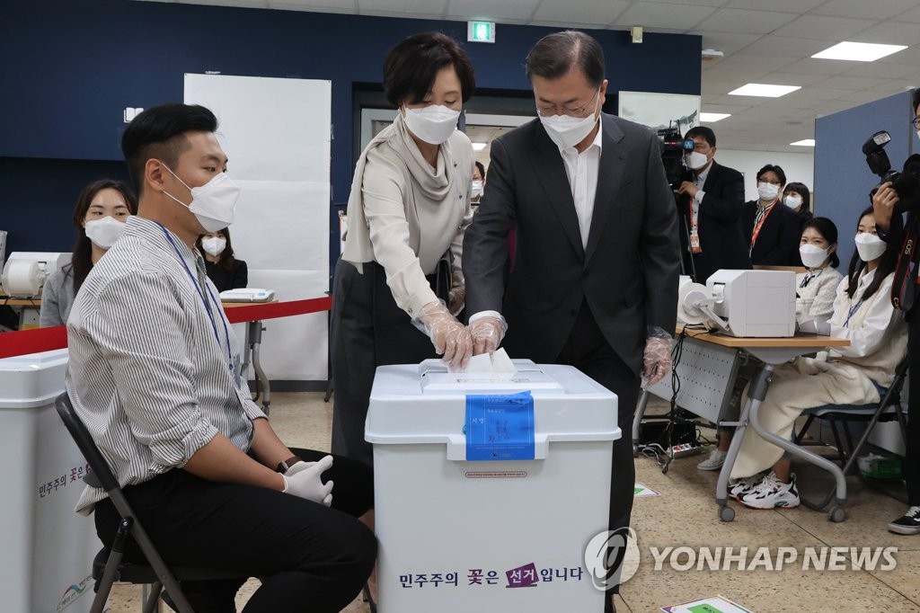 President Moon Jae-in and first lady Kim Jung-sook cast their early ballots at a polling station, set up at the Samgcheongdong community center in Seoul, on April 2, 2021, five days ahead of the Seoul mayoral by-election. (Yonhap)