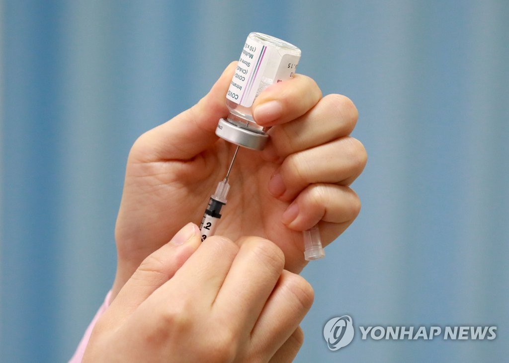 A medical worker fills a syringe with a coronavirus vaccine at a public health center in western Seoul on April 2, 2021. (Yonhap)