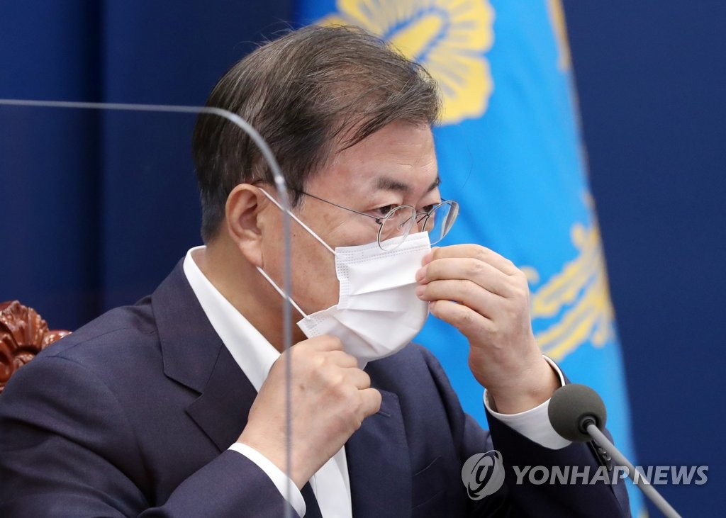 President Moon Jae-in wears a face mask after making an opening remark during a weekly meeting with senior secretaries at Cheong Wa Dae in Seoul on April 5, 2021. (Yonhap)