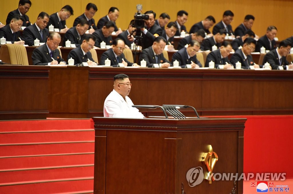 김정은 "청년 옷차림과 머리, 언행도 늘 교양하고 통제해야"