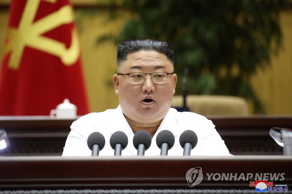 Le dirigeant nord-coréen Kim Jong-un prend la parole le 8 avril 2021 lors de la 6e Conférence des secrétaires de cellule du Parti du travail à Pyongyang sur cette photo publiée le lendemain par l'Agence centrale de presse nord-coréenne (KCNA). Les cellules du Parti désignent les unités les plus élémentaires, composées de cinq à 30 personnes. (Utilisation en Corée du Sud uniquement et redistribution interdite)
