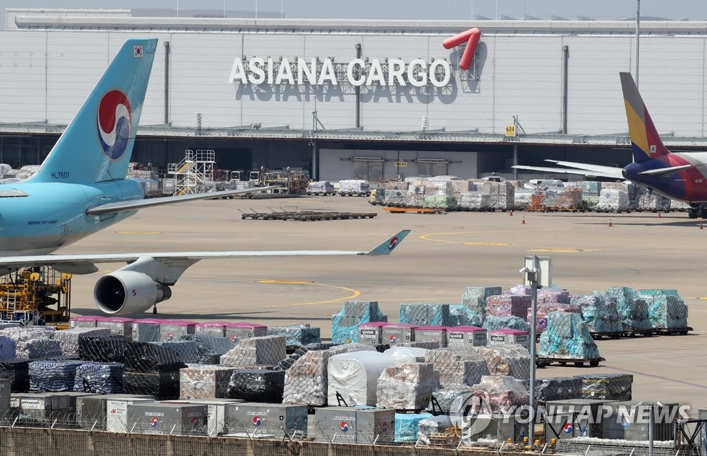 Asiana Airlines Inc.'s cargo terminal at the Incheon International Airport, South Korea's gateway, is seen in this photo taken on April 15, 2021. (Yonhap)