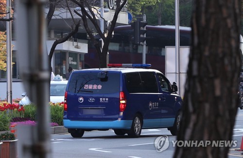 李氏を乗せ病院から拘置所に向かう護送車＝１５日、ソウル（聯合ニュース）