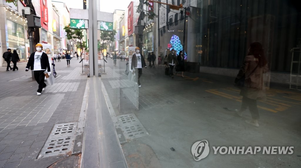 空き店舗が目立つソウルの繁華街・明洞＝（聯合ニュース）