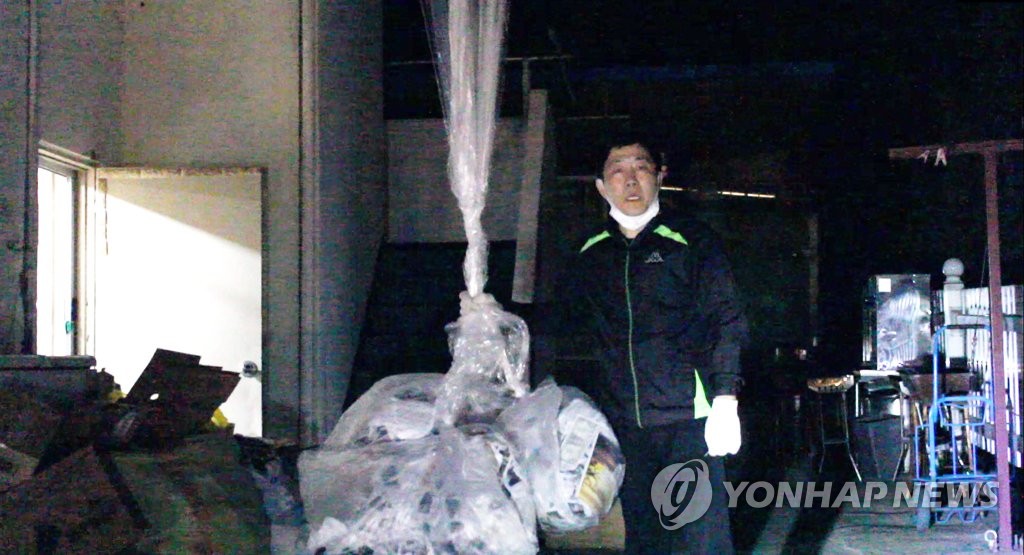 Park Sang-hak, head of Fighters for a Free North Korea, an anti-Pyongyang activist group in Seoul, prepares to release a balloon containing anti-Pyongyang leaflets, in this photo captured from a video provided by the defector-turned-activist. (PHOTO NOT FOR SALE) (Yonhap)