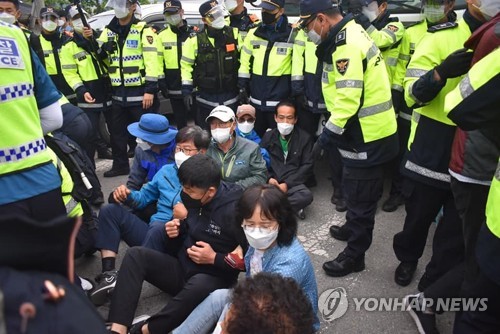 [속보] 사드기지 물품 반입 이틀 만에 재개…경찰 농성주민 해산