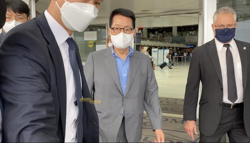 Park Jie-won (C), chief of South Korea's National Intelligence Service, is pictured after arriving at John F. Kennedy International Airport in New York on May 26, 2021. (Yonhap)