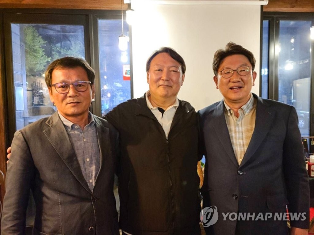Former Prosecutor General Yoon Seok-youl (C), considered a potential presidential hopeful for the opposition bloc, is pictured as he meets with Kweon Seong-dong (R), a lawmaker of the main opposition People Power Party, at a restaurant in the city of Gangneung, Gangwon Province, on South Korea's east coast on May 29, 2021, in this provided photo. (PHOTO NOT FOR SALE) (Yonhap)