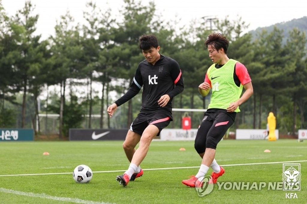Kim Min-jae (L) and Son Jun-ho of the South Korean men's national football team train at the National Football Center in Paju, Gyeonggi Province, on June 1, 2021, in this photo provided by the Korea Football Association. (PHOTO NOT FOR SALE) (Yonhap)